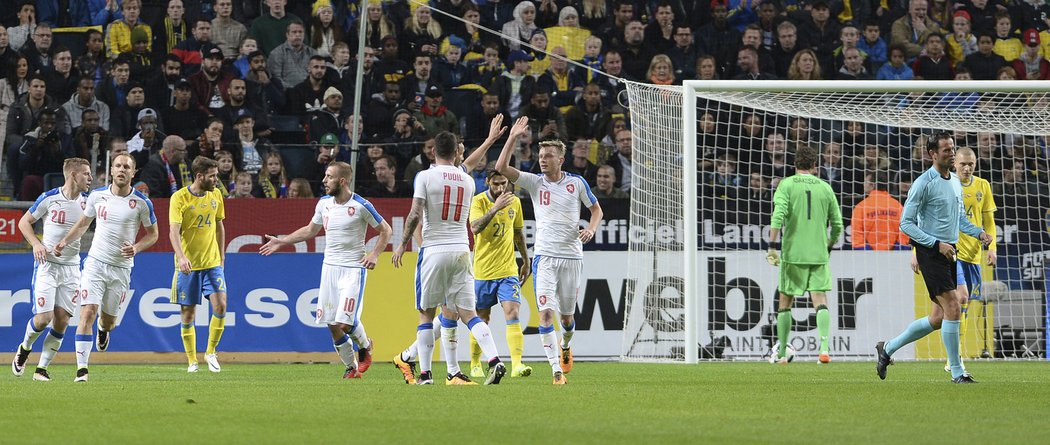 Čeští hráči se radují po vstřeleném gólu na 1:1