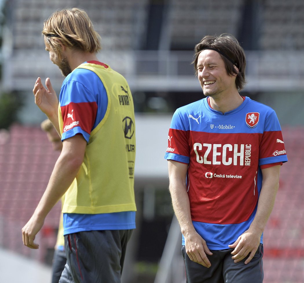 2015 - Rozesmátý Tomáš Rosický s Jaroslavem Plašilem na tréninku při srazu před kvalifikací na Islandu