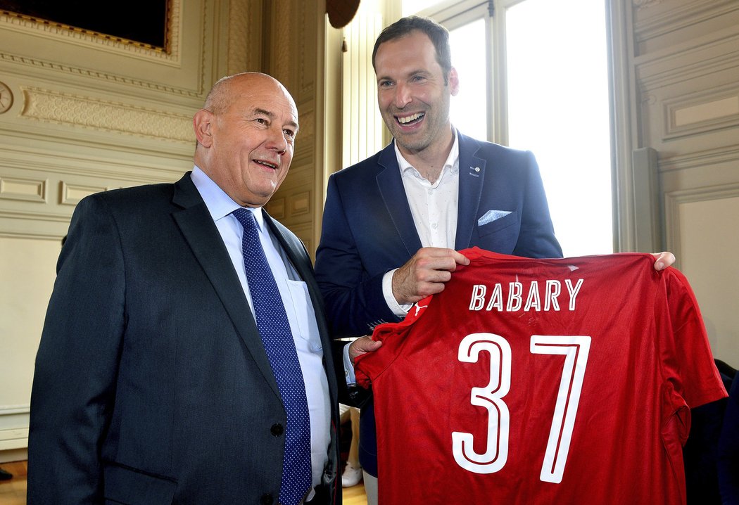 Petr Čech a starosta Tours Serge Babary