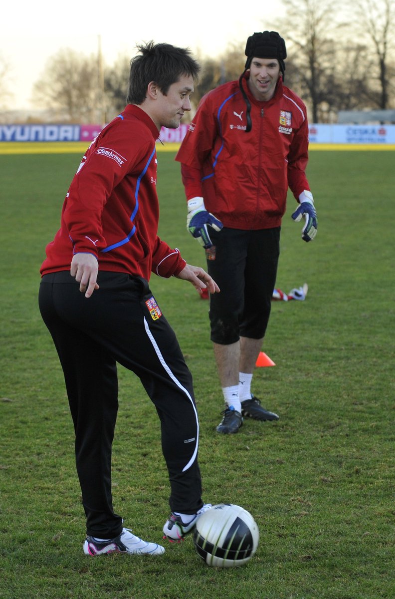 Tomáš Rosický s Petrem Čechem na tréninku reprezentace před zápasem s Chorvatskem