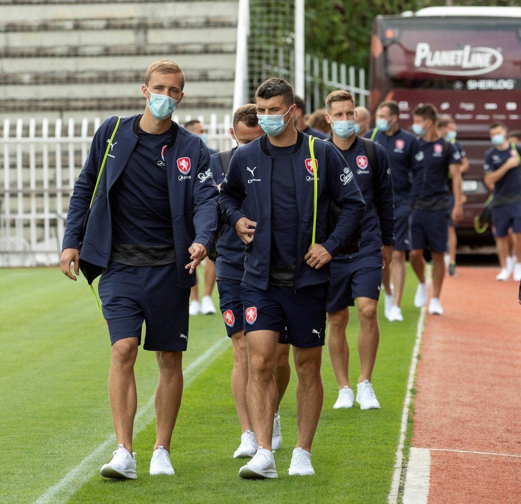 Tomáš Souček a Ondřej Kúdela v čele reprezentantů přicházejí na trénink před duelem na Slovensku