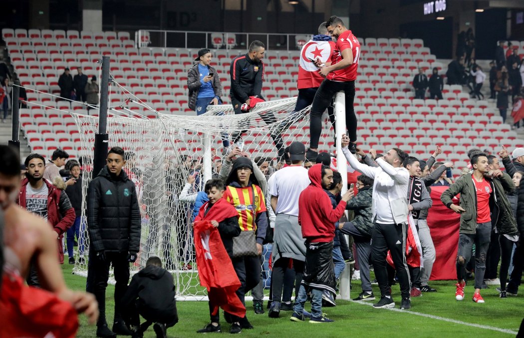 Fanoušci Tuniska si vítězství nad Kostarikou užívali přímo na trávníku stadionu ve francouzském Nice