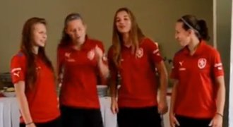 VIDEO: Mladé české fotbalistky přišly pozdě. Za trest zpívaly Gotta!