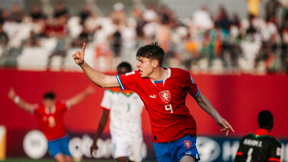 Střelec české sedmnáctky Vít Škrkoň oslavuje další gól na mistrovství světa