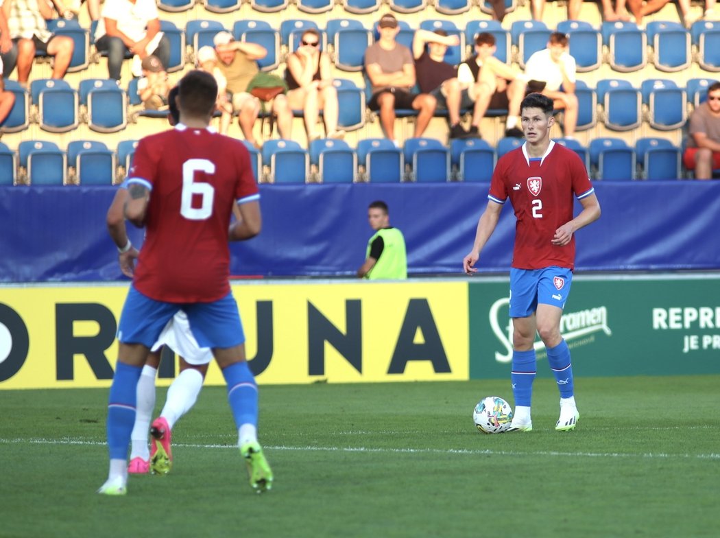 Martin Vitík v dresu reprezentace do 21 let v zápase proti Slovensku