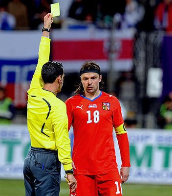 Tomáš Ujfaluši dostává žlutou kartu.