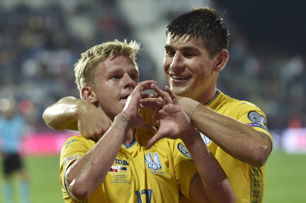 Olexandr Zinčenko (vlevo) se raduje z gólu, kterým v nastaveném čase rozhodl o vítězství Ukrajiny