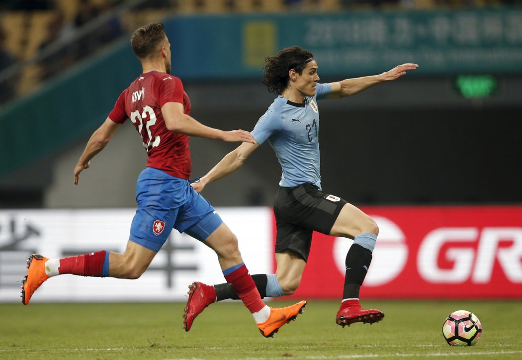 Edinson Cavani uniká Filipu Novákovi