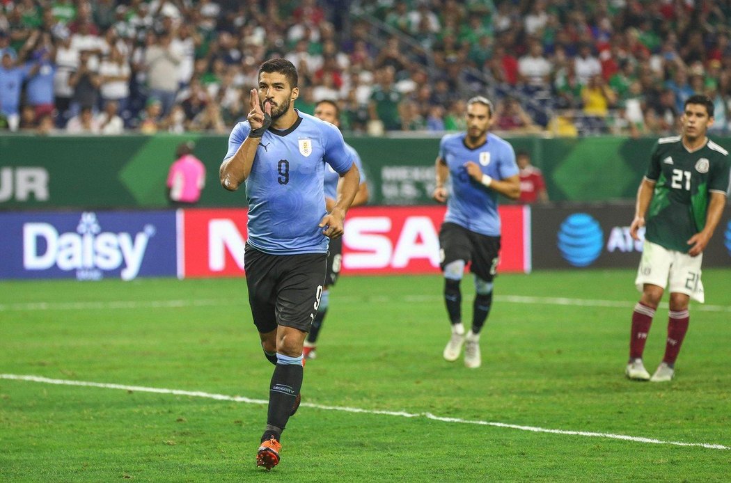 Luis Suárez se raduje ze své trefy v přípravě proti Mexiku