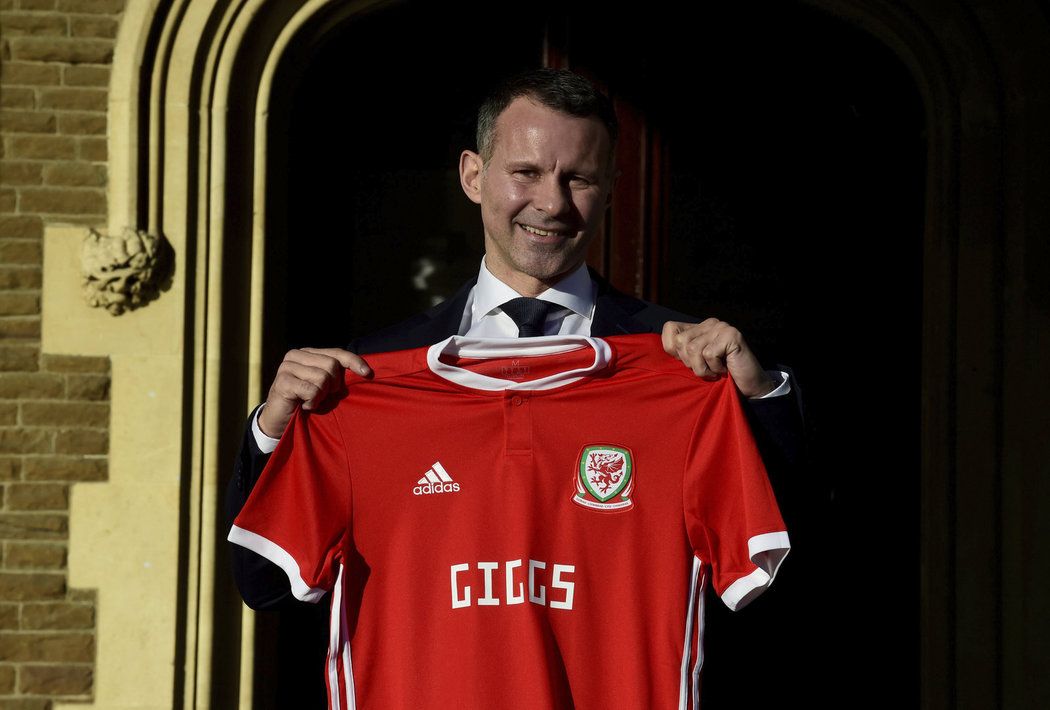 Ryan Giggs pózuje s dresem, který nosíval. Nyní už jako trenér velšské reprezentace