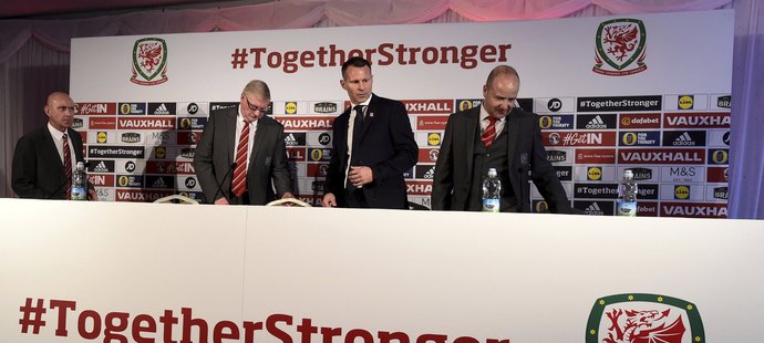 První tisková konference Ryana Giggse v roli trenéra Walesu
