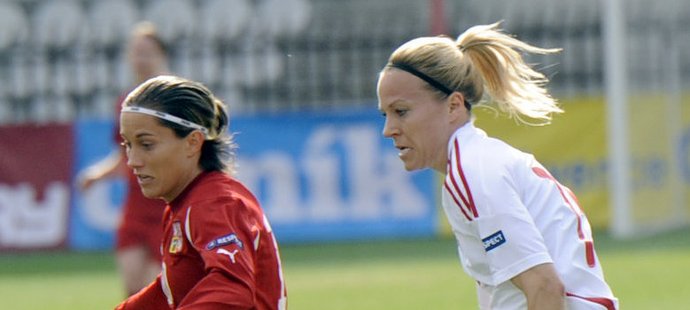 Petra Divišová (vlevo) se snaží uniknout Malene Olsenové z Dánska.