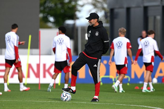 Kloppovy nové pořádky v Německu: na večeři včas, ostříhat před srazem. Co ještě zakázal? Kloppovy nové pořádky v Německu: na večeři včas, ostříhat před srazem. Co ještě zakázal?