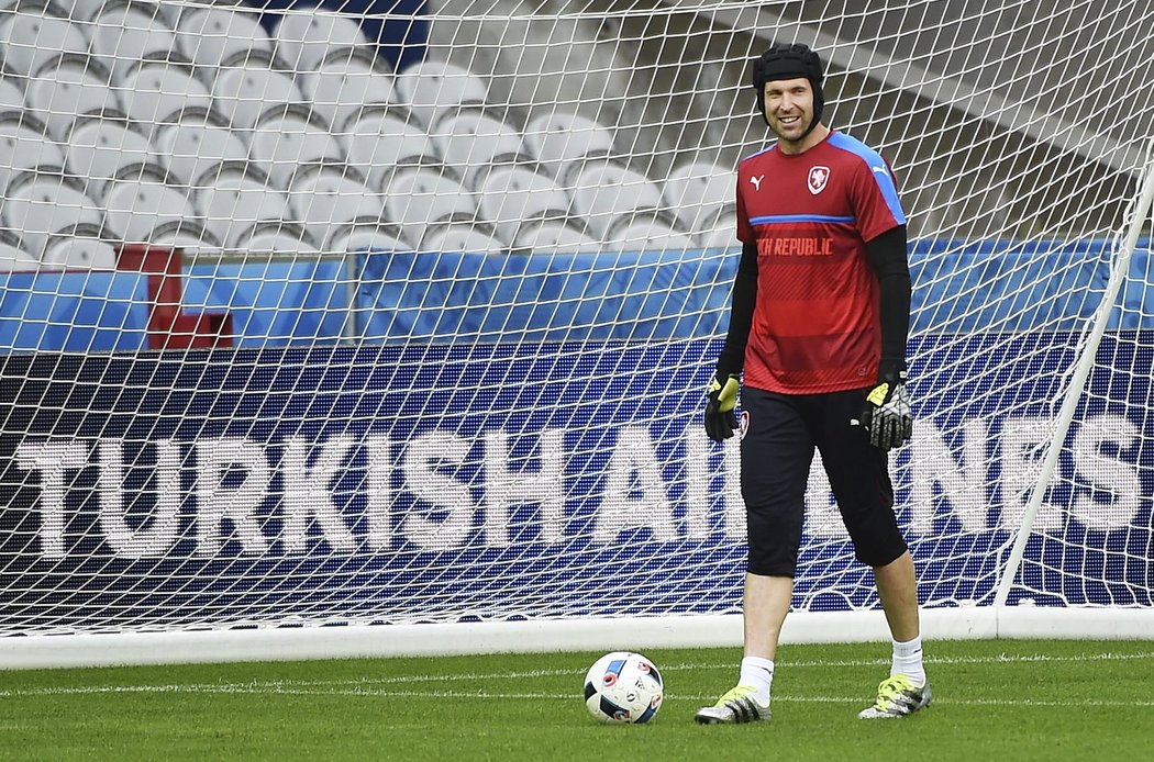 Petr Čech byl na tréninku národního týmu v Lens v dobrém rozmaru