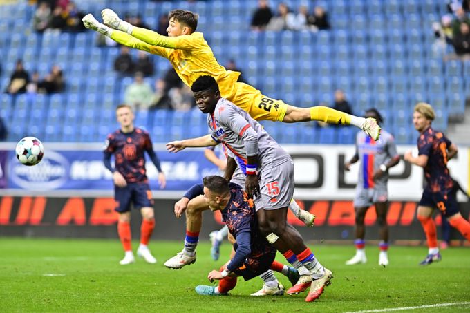 Kašík mučil Teplice, z chyby ho vysvobodil VAR: Ulevilo se mi. Nádvorník chce dvě posily Kašík mučil Teplice, z chyby ho vysvobodil VAR: Ulevilo se mi. Nádvorník chce dvě posily