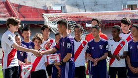 Thajský tým Divočáků, tedy chlapců, jejichž záchranu z jeskyně sledoval celý svět, si zahráli zápas na legendárním stadionu River Plate v Argentině proti místnímu mládežnickému týmu