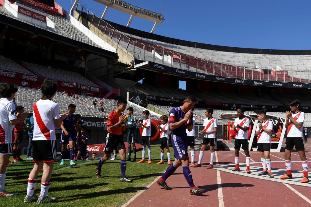 Thajský tým Divočáků, tedy chlapců, jejichž záchranu z jeskyně sledoval celý svět, si zahráli zápas na legendárním stadionu River Plate v Argentině proti místnímu mládežnickému týmu