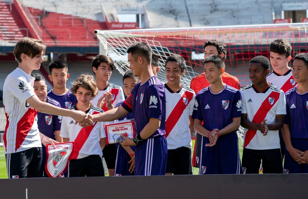 Thajský tým Divočáků, tedy chlapců, jejichž záchranu z jeskyně sledoval celý svět, si zahráli zápas na legendárním stadionu River Plate v Argentině proti místnímu mládežnickému týmu