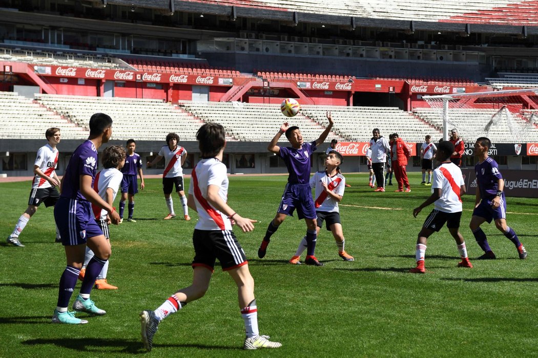 Thajský tým Divočáků, tedy chlapců, jejichž záchranu z jeskyně sledoval celý svět, si zahráli zápas na legendárním stadionu River Plate v Argentině proti místnímu mládežnickému týmu