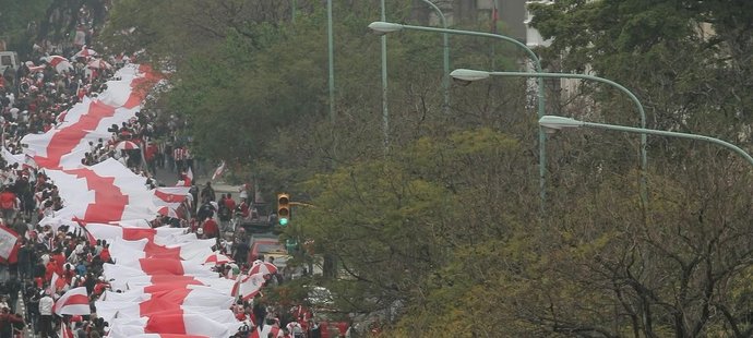 Pochodu fanoušků argentinského River Plate se skoro osmikilometrovou vlajkou se účastnilo padesát tisíc lidí, klub se s vlajkou chce dostat do knihy rekordů