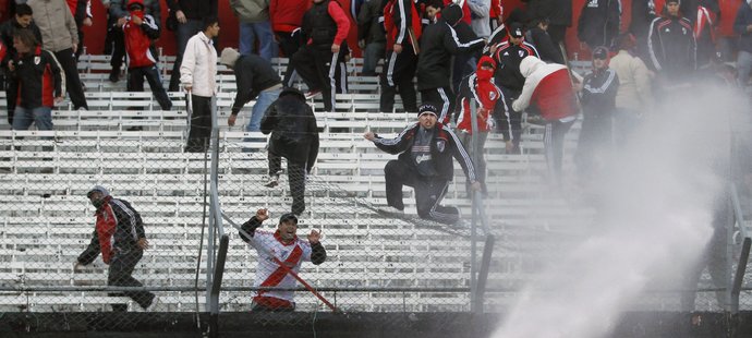 Takhle řádili fanoušci River Plate na stadionu Monumental