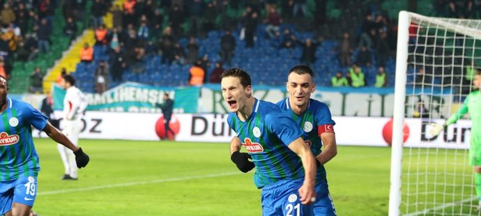 Gólová radost českého útočníka Milana Škody, když ve svém prvním utkání v turecké lize dvakrát skóroval za Rizespor