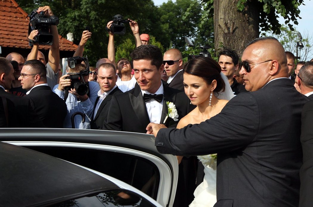 Svatbu se evidentně utajit nepodařilo, Robert Lewandowski se svou novomanželkou Annou Stachurovou odjíždí z kostela