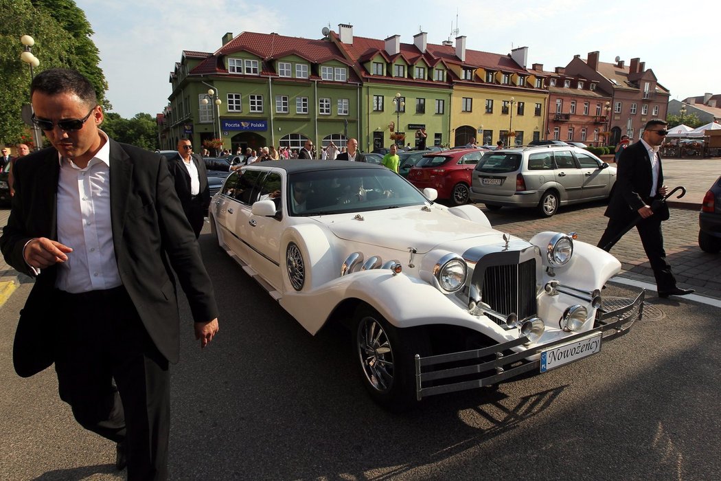 Robert Lewandowski s novomanželkou Annou odjel ze svatby takovouhle limuzínou
