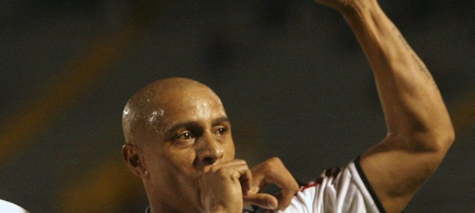 Roberto Carlos se raduje z gólu v dresu Corinthians.