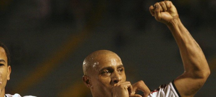 Roberto Carlos se raduje z gólu v dresu Corinthians.