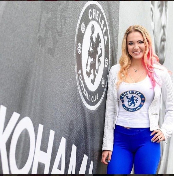 Emily Rogawská miluje fotbal a je fanatickou fanynkou Chelsea.