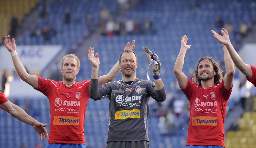 Roman Pavlík slaví vítězství na stadionu v Teplicích, které Plzni pomohlo k prvnímu mistrovskému titulu.