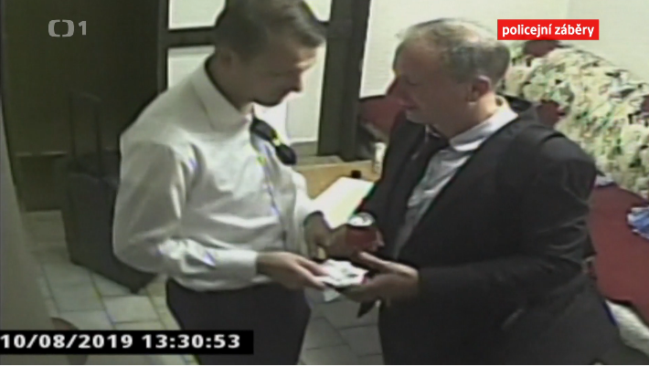 Předání peněz mezi hlavním rozhodčím Jiřím Houdkem (vlevo) a delegátem Jiřím Kabylem