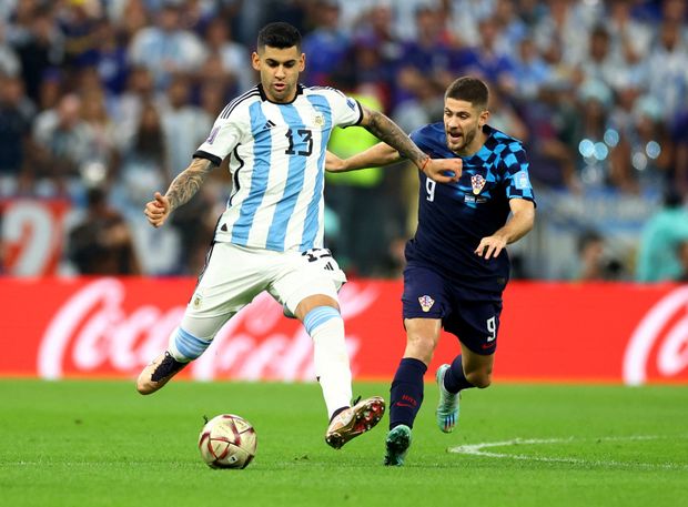 Cristian Romero v duelu s Chorvatskem Cristian Romero v duelu s Chorvatskem