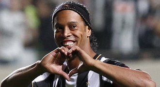 Vyhrál MS, zářil v Barceloně. Brazilský kouzelník Ronaldinho ukončil kariéru