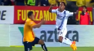 VIDEO: Šílená simulace! Ronaldinho v Mexiku kouzlí, ale tady ULÉTL