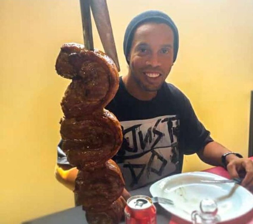 Ronaldinho oslavil v loňském roce 40. narozeniny ve vězení, pochutnal na brazilské specialitě churrascu - hovězím mase grilovaném na špízu