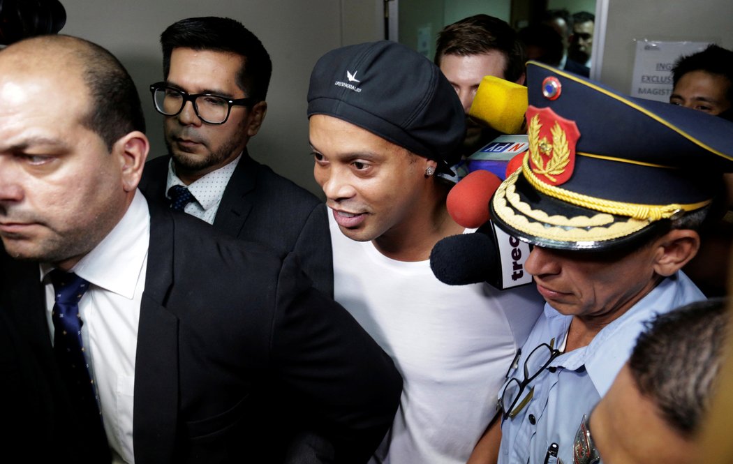 Ronaldinho i jeho bratr skončili v Paraguayi ve vězení