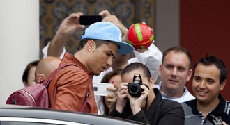 Poplach! Ronaldo má problémy se svalem, je zavřený v hotelu