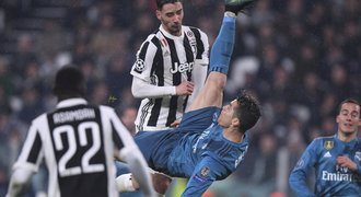 Show CR7! Ronaldo uchvátil nůžkami, pískající diváky donutil tleskat