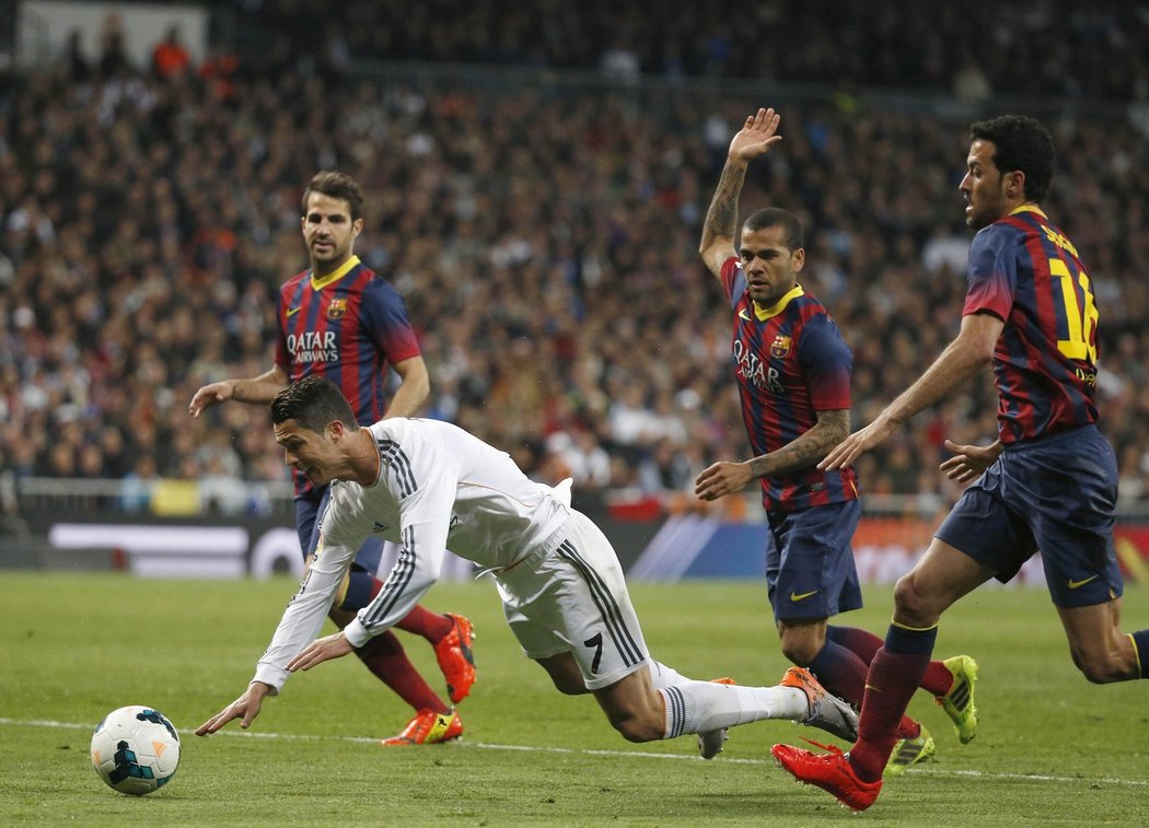 V El Clásiku kanonýr Realu Madrid Cristiano Ronaldo byl sice podražen, jenže pádu pořádně přidal - a ačkoliv k incidentu došlo mimo vápno, sudí pískal penaltu...