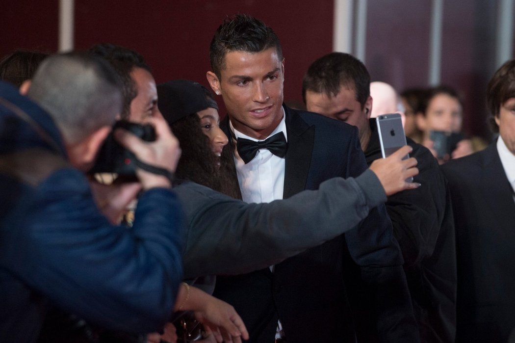 Cristiano Ronaldo se před premiérou svého filmu fotil s fanoušky