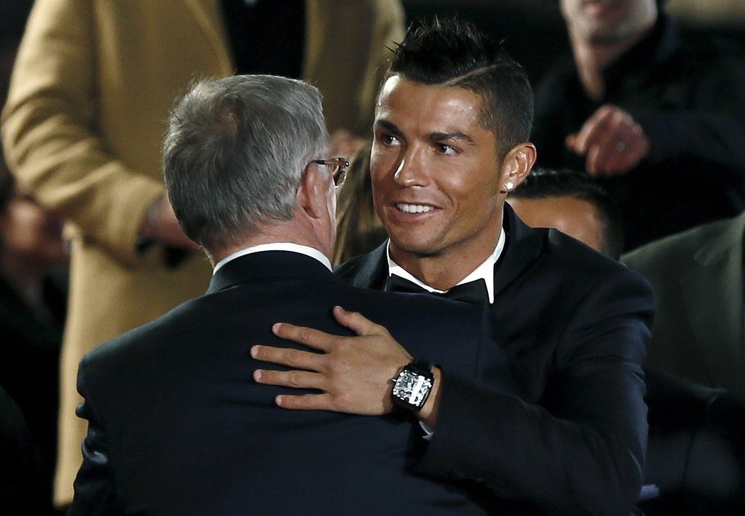 Cristiano Ronaldo v objetí se sirem Alexem Fergusonem