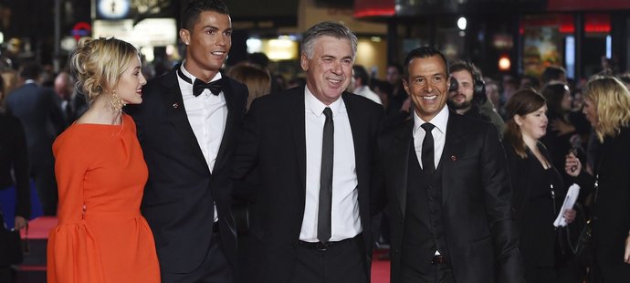 Známé tvéře na premiéře filmu Cristiana Ronalda - vpravo agent Jorge Mendés, vedle něj Carlo Ancelotti