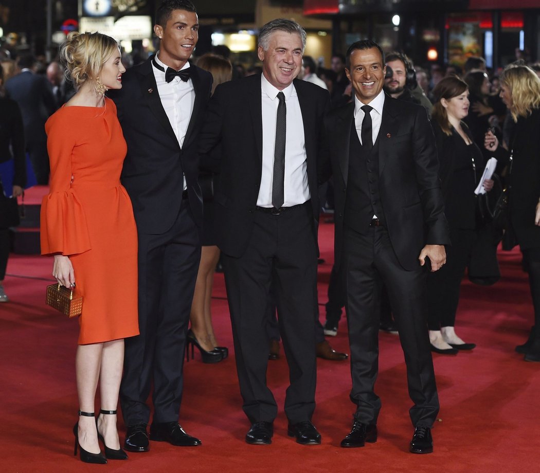 Známé tvéře na premiéře filmu Cristiana Ronalda - vpravo agent Jorge Mendés, vedle něj Carlo Ancelotti