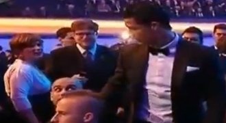 VIDEO: Trapas. Ronaldo podal Guardiolovi ruku. Ten ji odmítl