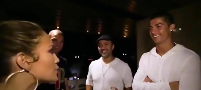 Zpěvačka Jennifer Lopez se v baru setkala s Cristianem Ronaldem.