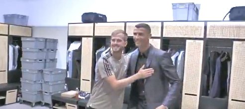 Cristiano Ronaldo poprvé v šatně Juventusu, kde se pozdravil s novými spoluhráči