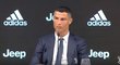 Cristiano Ronaldo na tiskové konferenci jako hráč Juventusu