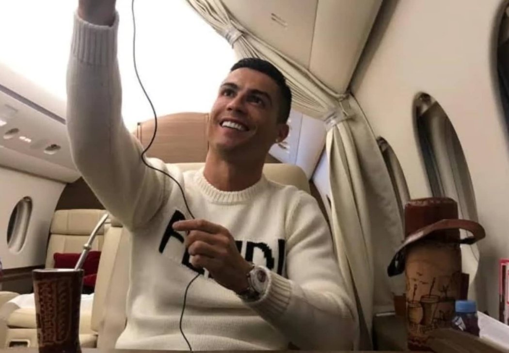 Cristiano Ronaldo prodává svůj tryskáč v hodnotě půl miliardy korun. Důvodem je fakt, že letadlo už je pro něj příliš malé